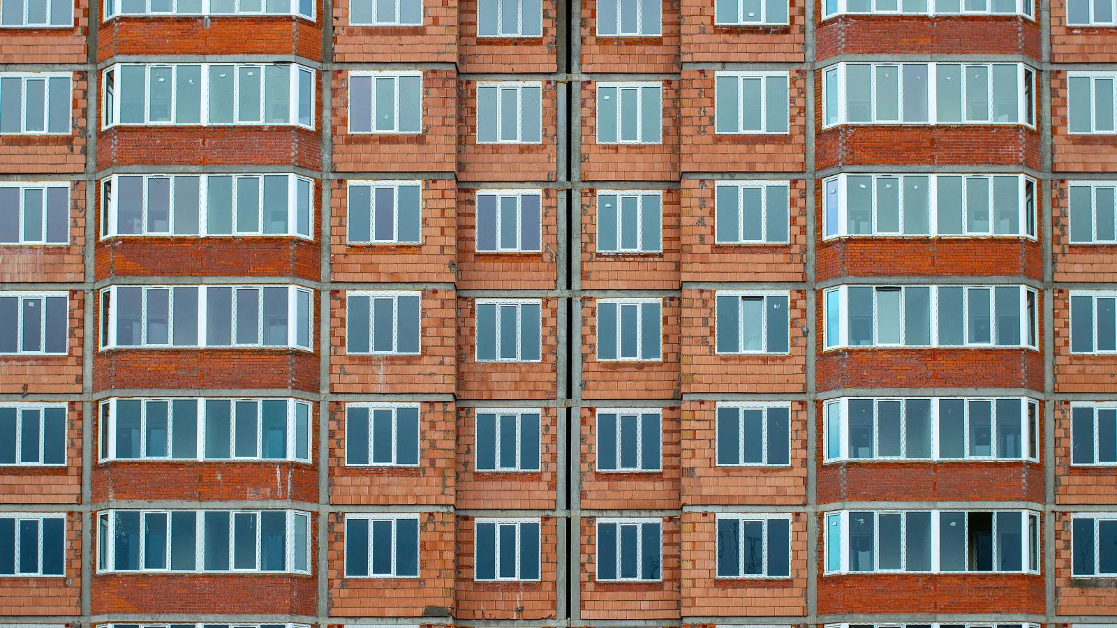 How many Contra Costa County public housing residents in 2021 identify as a minority?