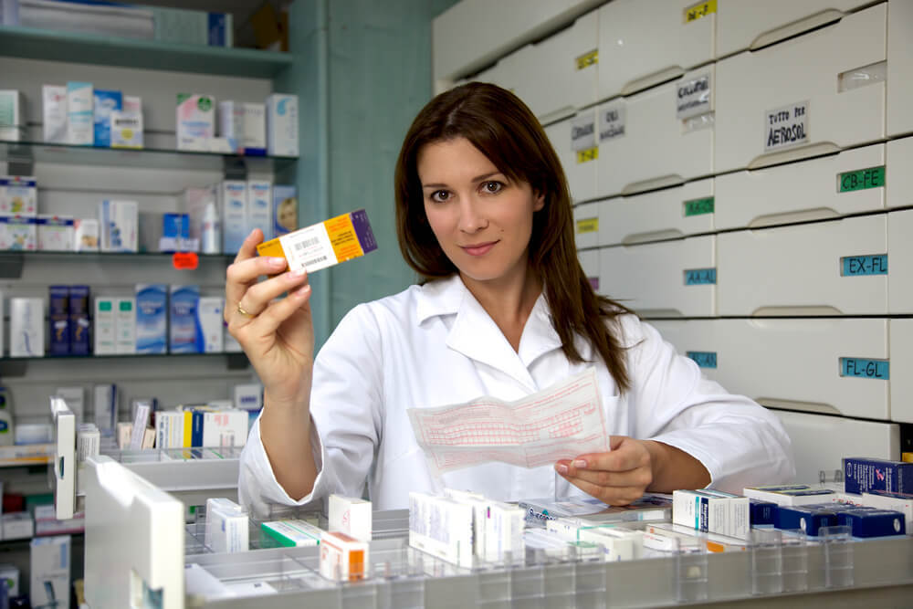 What Are the Pros and Cons of Becoming a Pharmacy Technician?