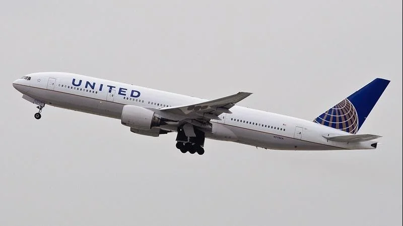 United Airlines flight diverts to Washington after passenger tries to open door