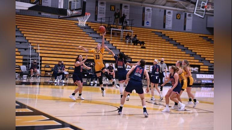 Milwaukee narrowly defeated by Robert Morris in intense basketball match