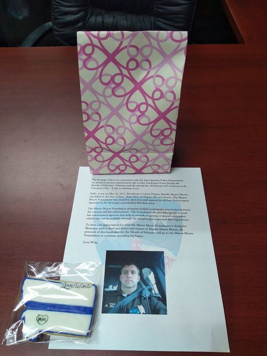 Scottage Cakery Gives Delicious Cookies to Hot Springs Police Department