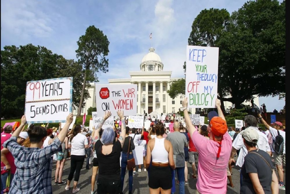 Thousands of Vermonters demonstrate for a womans right to control her own body – Womens rights are workers rights!