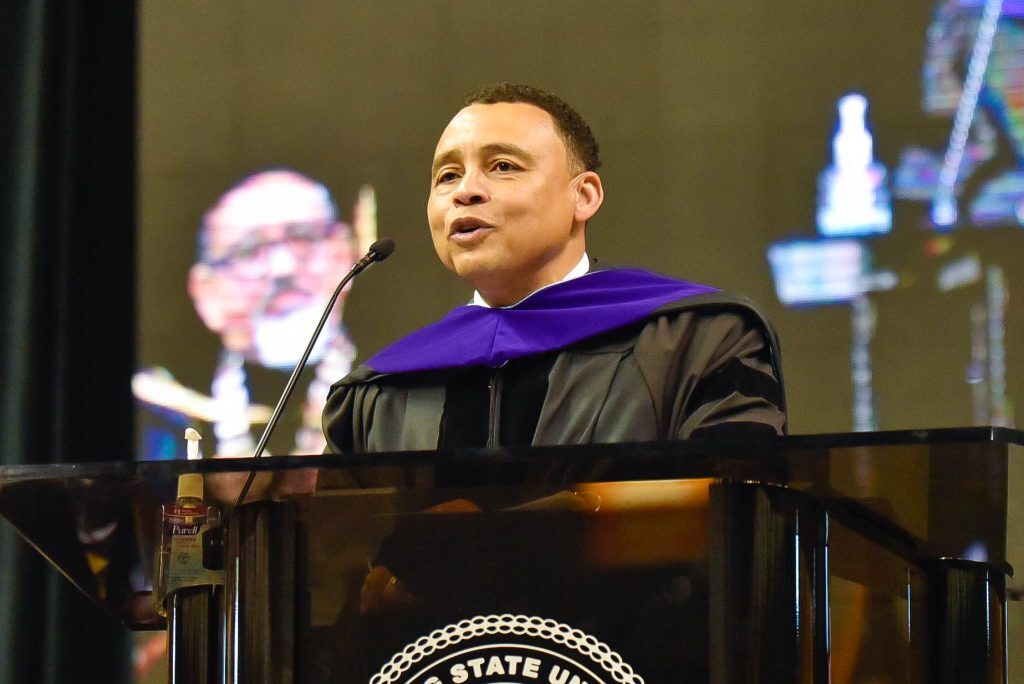 Alumnus Mark Crawford challenges Fall 2022 graduates to exceed limits, break boundaries Alumnus Mark Crawford challenges Fall 2022 graduates to exceed limits, break boundaries