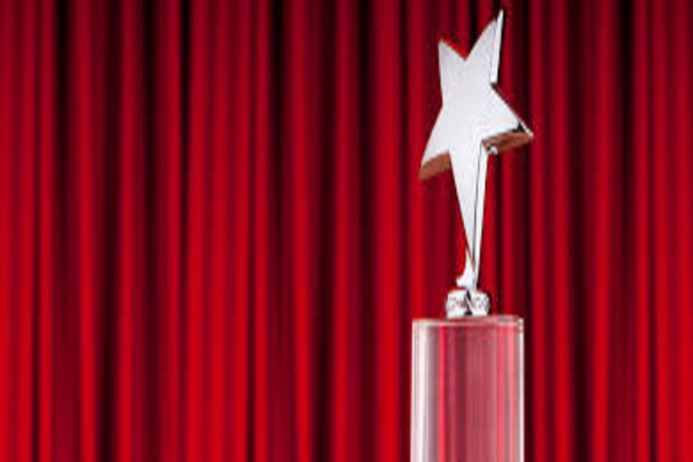 HARBOR CREEK SENIOR HIGH SCHOOL: Mrs. Schilajew Received Golden Apple Award