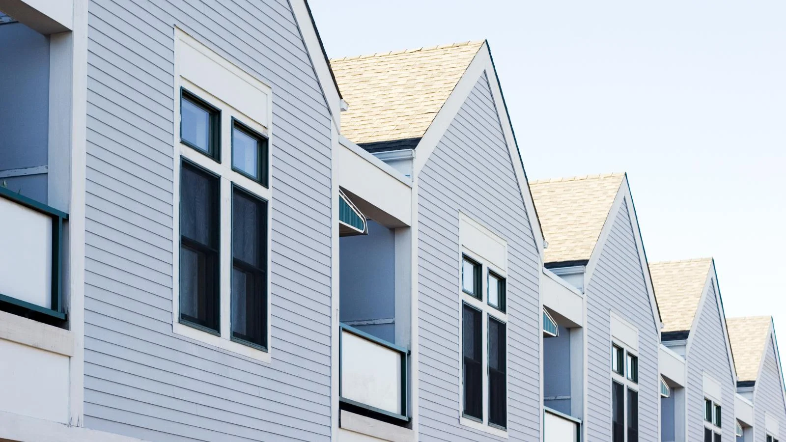 How many people in Los Angeles County live in public housing in 2021?