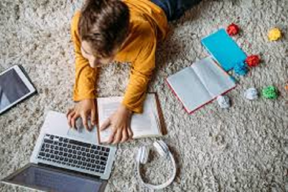 CENTREVILLE HIGH SCHOOL: Laptop & Textbook Collection