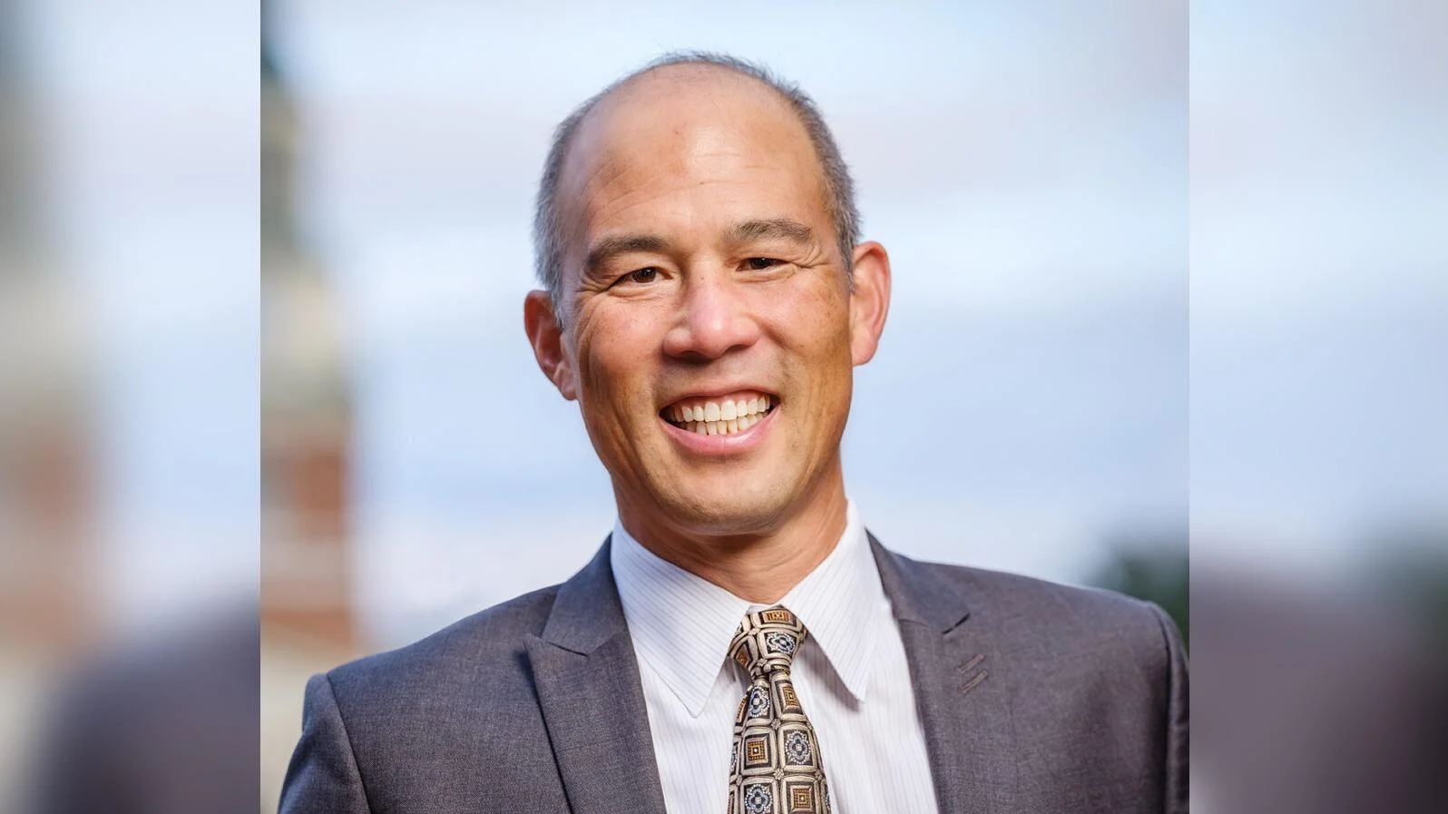 Philosopher explores “zozobra” as a guide through societal uncertainty