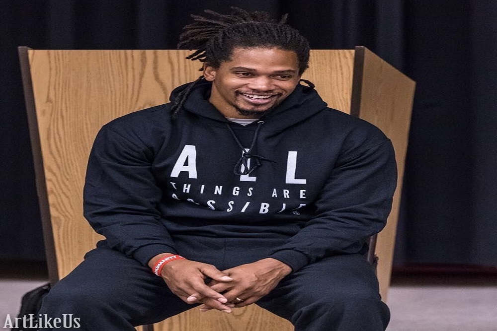 Former NFL Player Making Difference For Hometown Youth