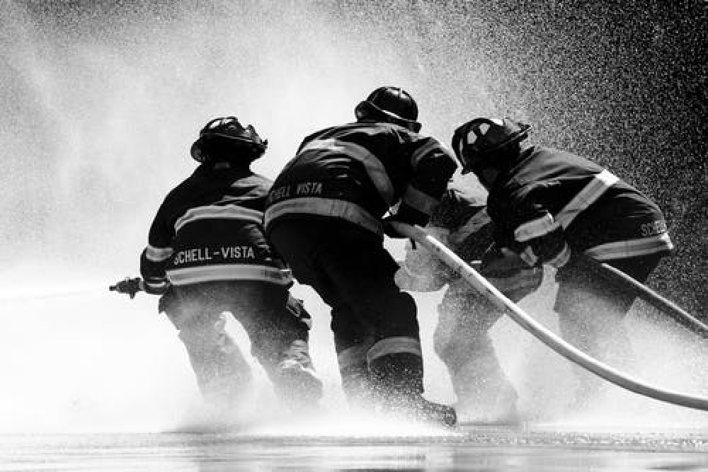 Former Council Member Joe Leet thanks firefighters