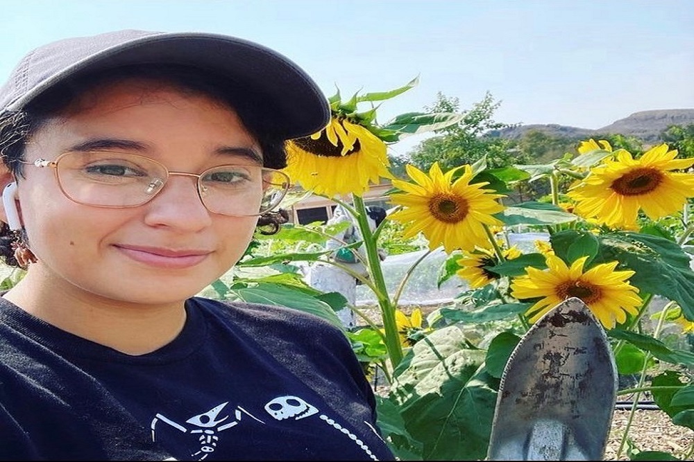 Zoë Monge is a Film and Sociology double major with a minor in Theatre Arts Zoë Monge is a Film and Sociology double major with a minor in Theatre Arts