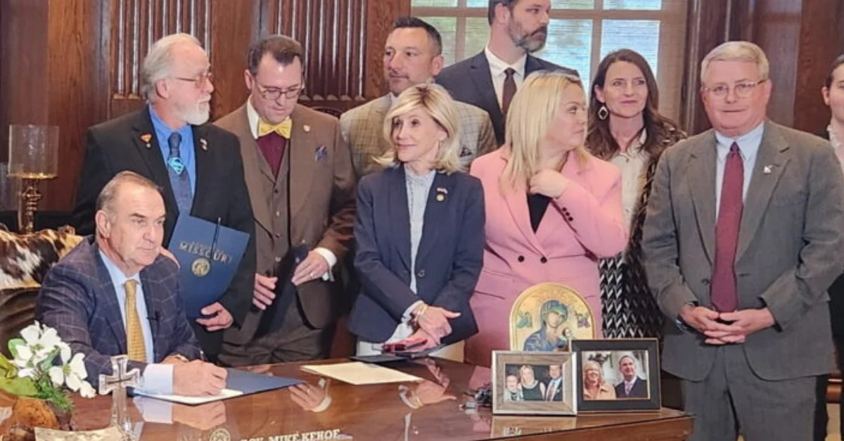 Gov. Mike Kehoe (R-Mo.), far left, signs SB 907, with NFIB MO Director Brad Jones, far right, and the bill sponsors Gov. Mike Kehoe (R-Mo.), far left, signs SB 907, with NFIB MO Director Brad Jones, far right, and the bill sponsors