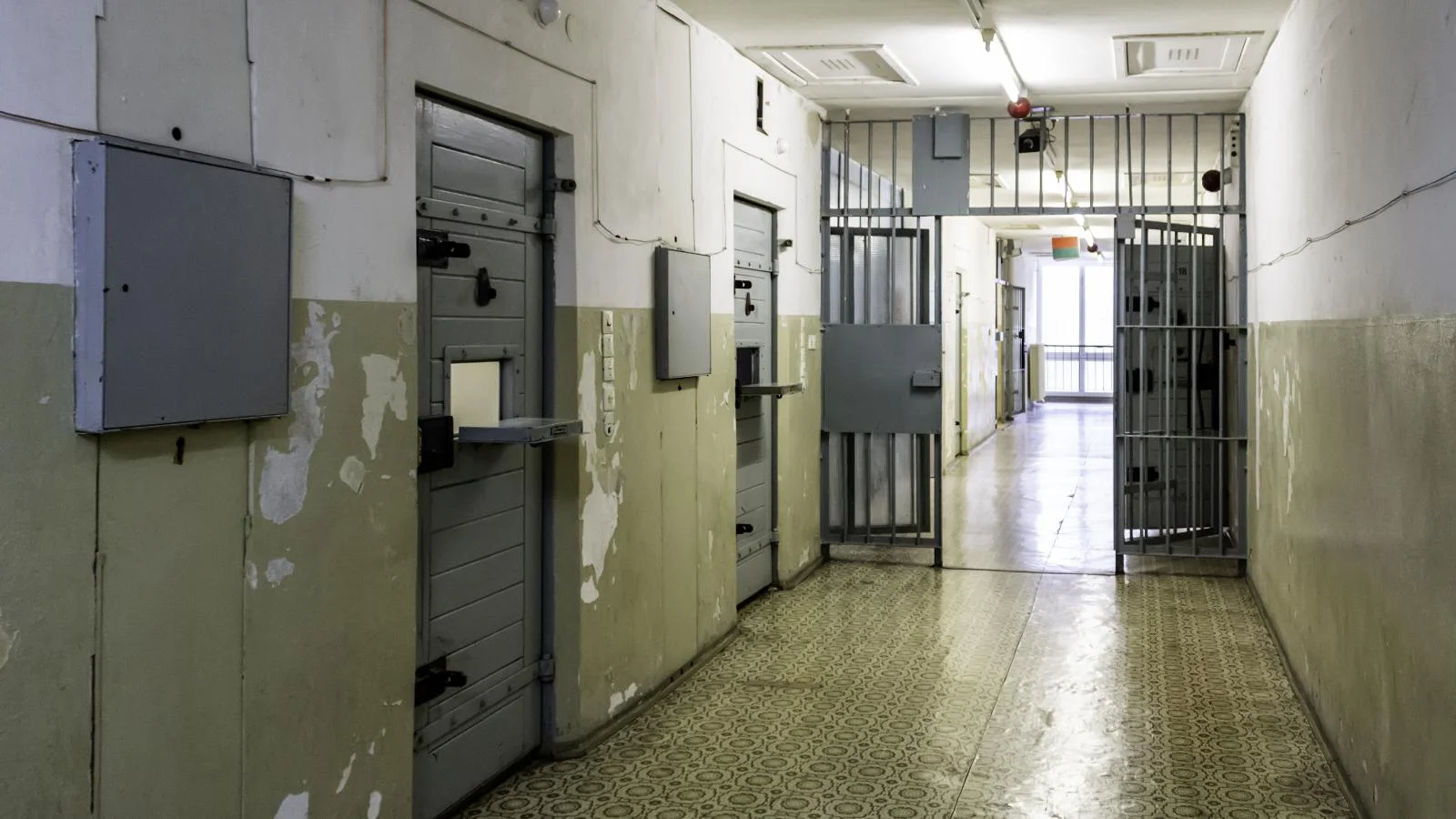 How many American Indian inmates were incarcerated in Mifflin County in July?