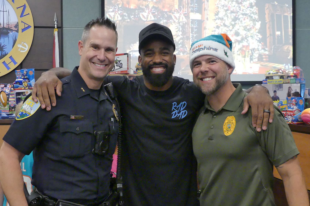 Hometown NFL star Raheem Mostert spreads holiday cheer at City Hall toy giveaway