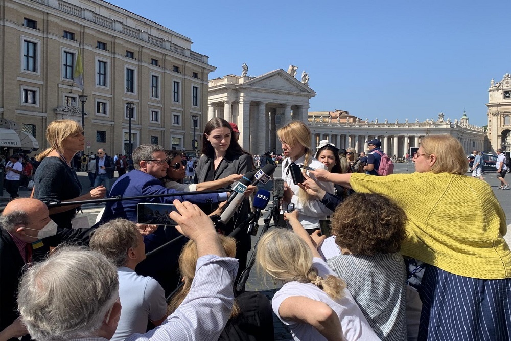 Wives of soldiers in Mariupol ask pope to help save their husbands