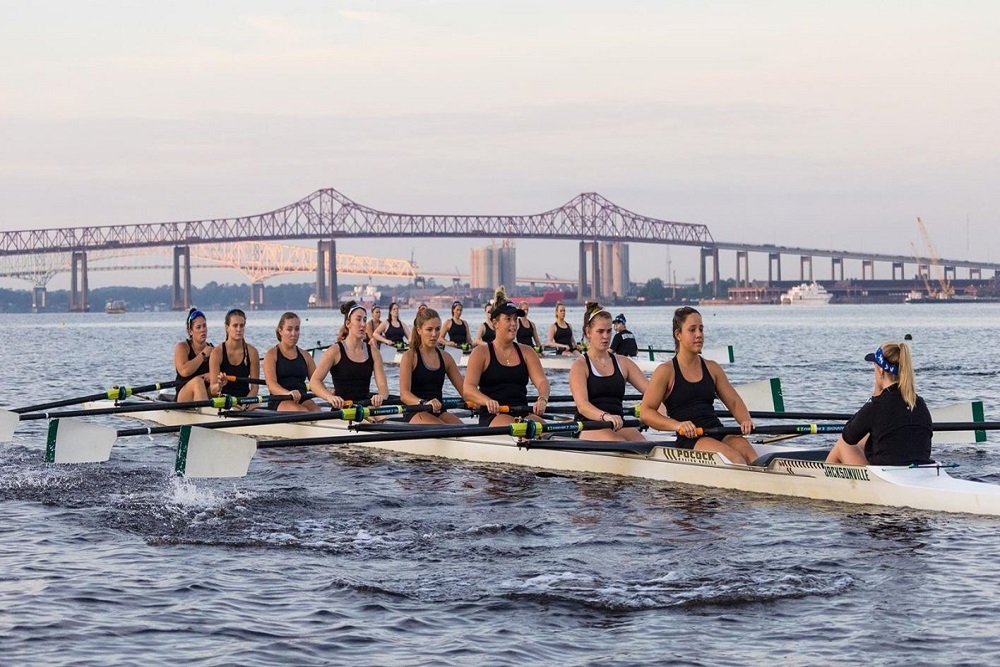 Women’s Rowing Welcomes 16 Novice Athletes to Program
