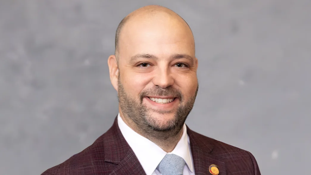 Rep. Bryan Cohn voted aye on SB 445 to let hospitals adopt emergency federal waivers