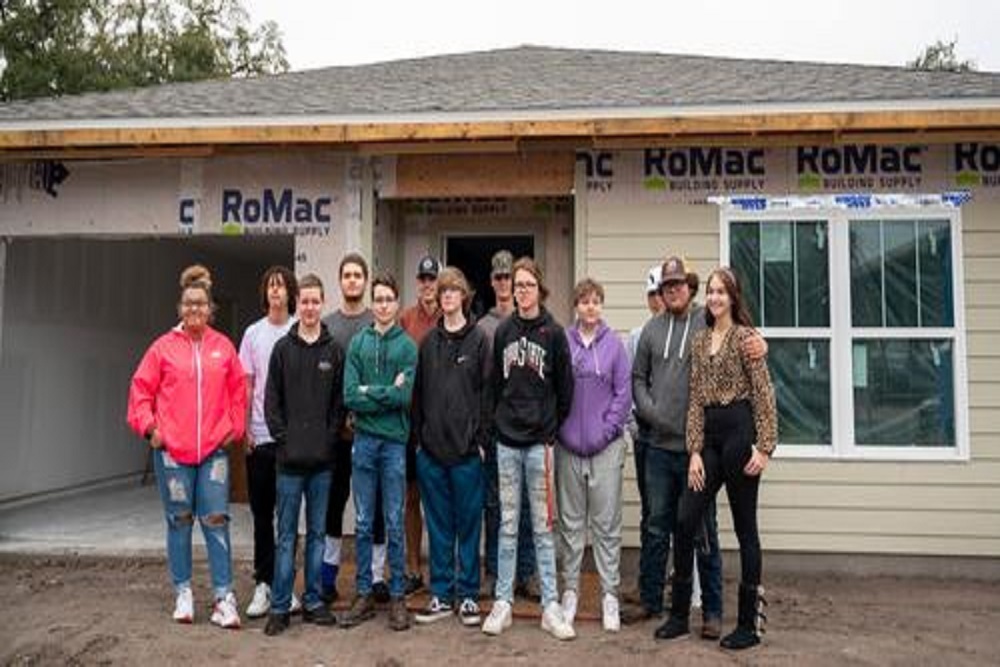 Leesburg High School Construction Academy marks halfway point on Habitat for Humanity house