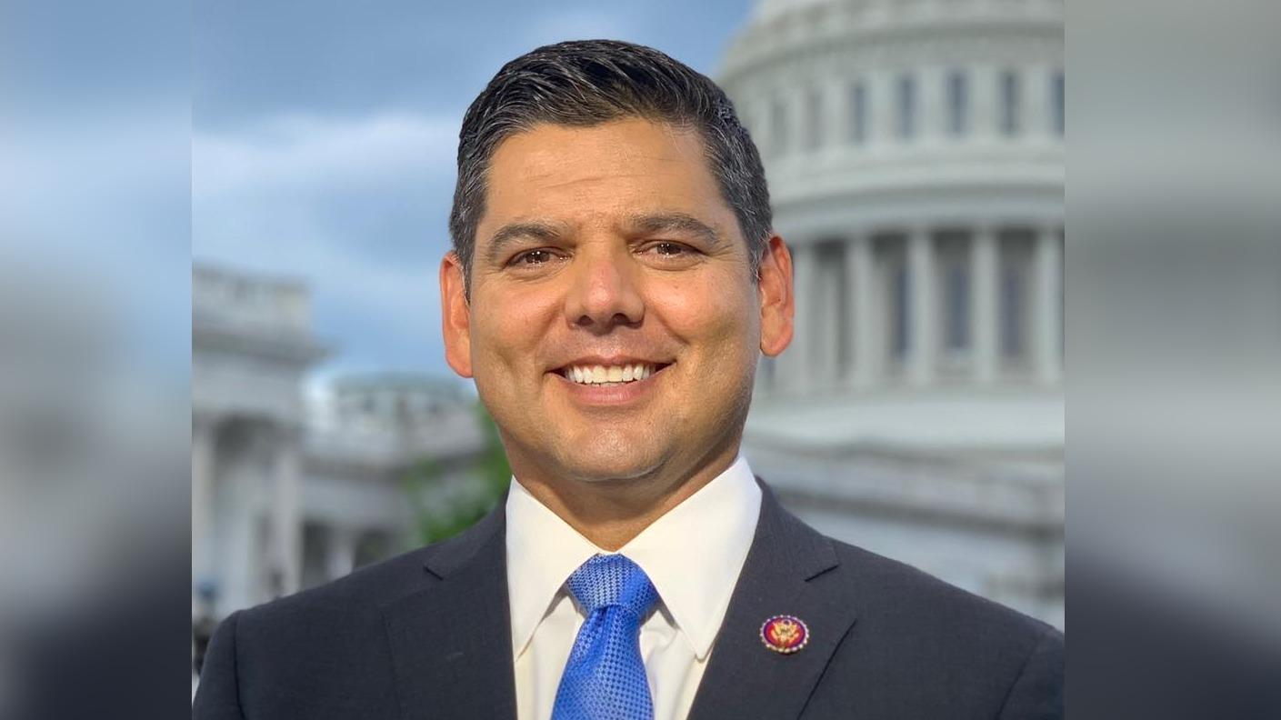 Congressman Raul Ruiz engages with constituents and addresses political issues on Twitter