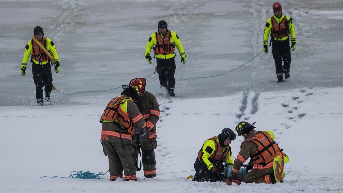 Ice divers take the plunge in Stony Lake!