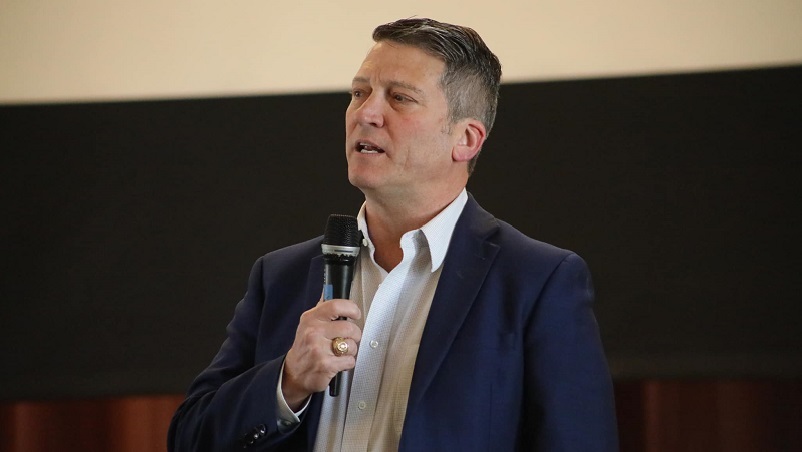 Jackson signs ‘Big Family Pledge,’ vows to ‘defend families at all costs’