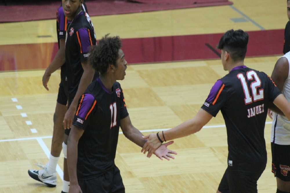 Men’s Volleyball Drops First SIAC Contest at Central, State