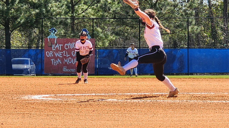 Wildcats Split Doubleheader with Elms College