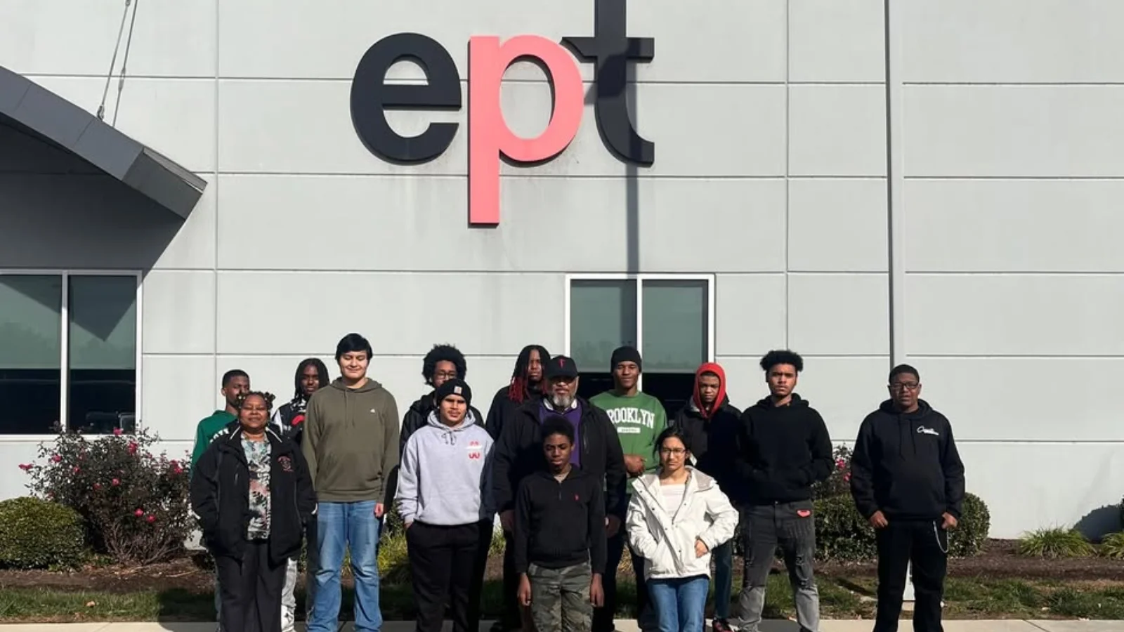 PCPS announces Petersburg High robotics students tour local automotive manufacturer