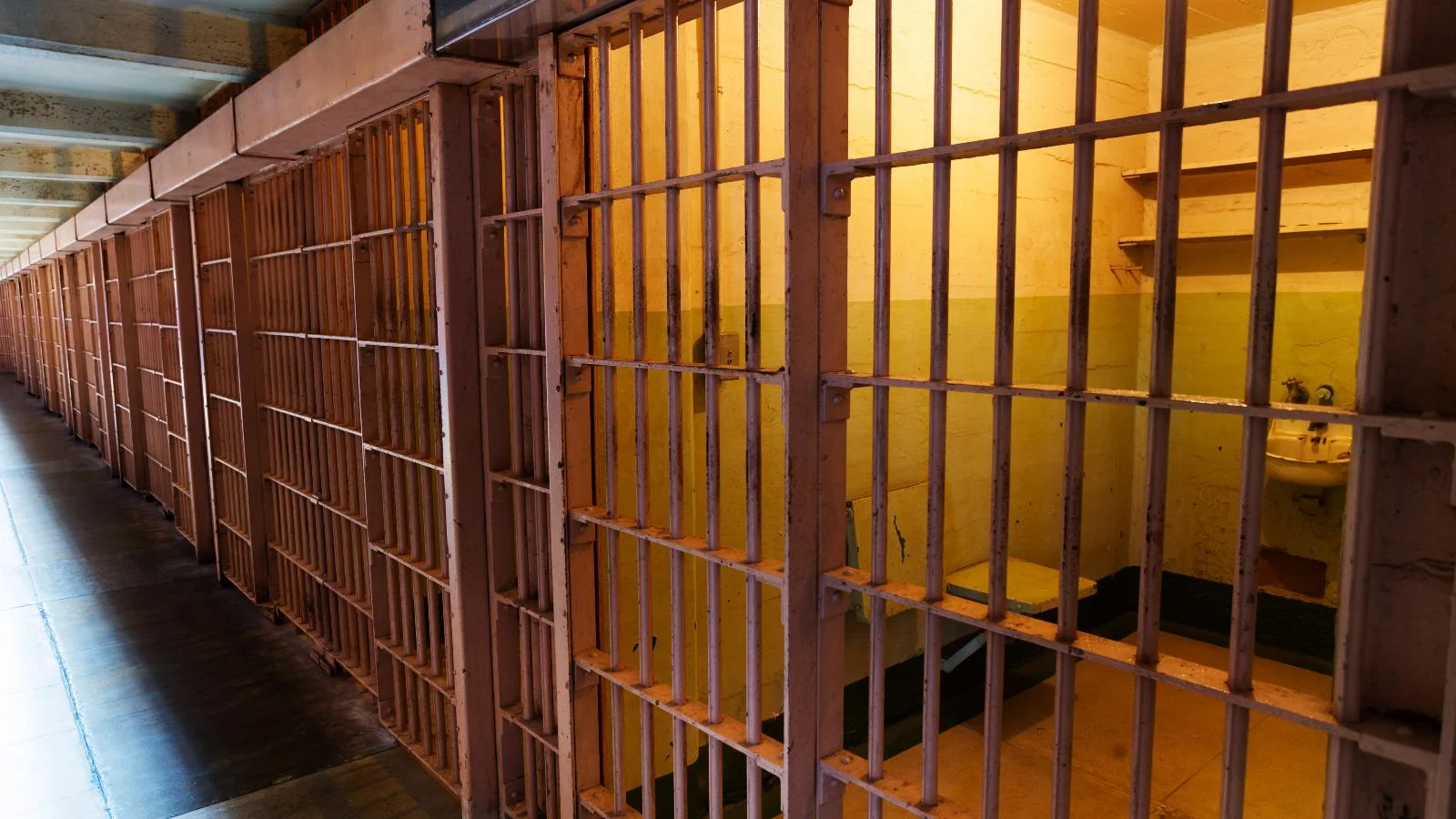 How many inmates were incarcerated in Perry County during December 2022?