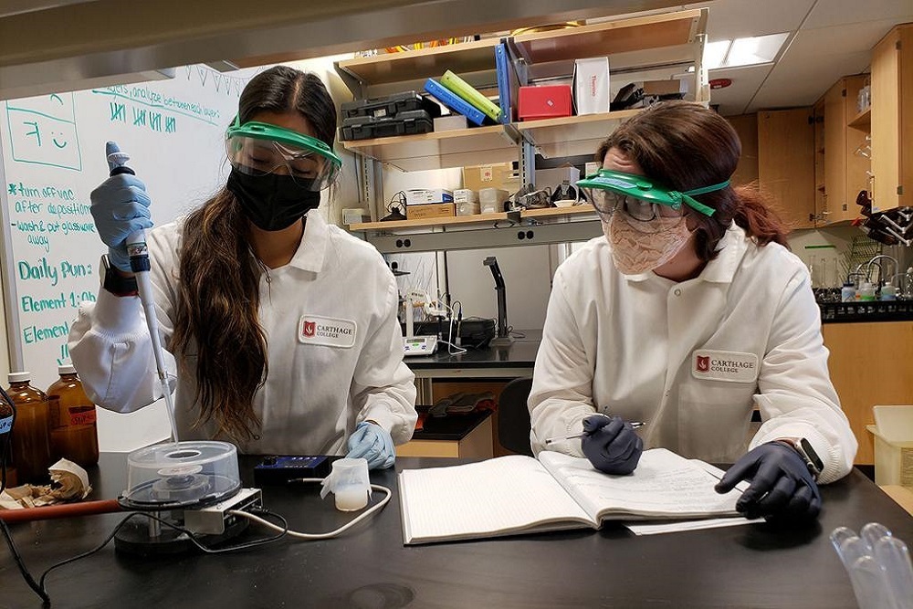 More than 30 Carthage students have been selected to conduct research with faculty this summer as part of the 2022 Summer Undergraduate Research Experience.