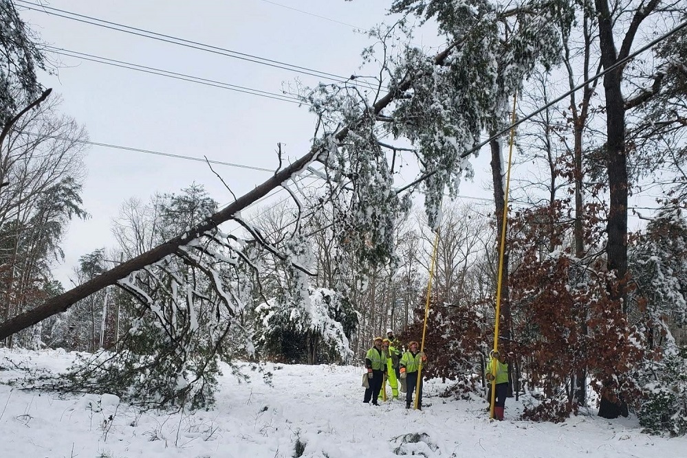 REC Doubles Work Force to Battle Storm-Related Outages REC Doubles Work Force to Battle Storm-Related Outages