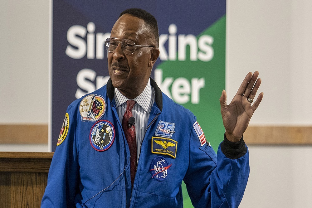 Former NASA Astronaut Winston Scott Inspires in EFSC Event