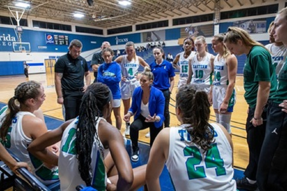 Women’s basketball team falls in battle of top 25 teams