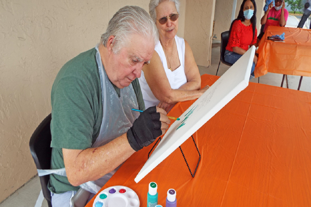 Painting Under the Shade Program Has Therapeutic Effect for Seniors