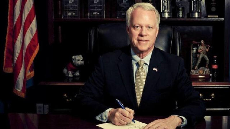 Broun signs ‘Big Family Pledge,’ vows to ‘defend families at all costs’