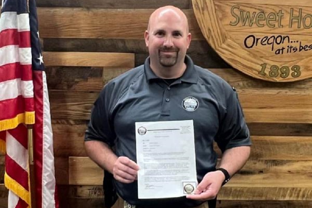 Sweet Home Police Detective Receives Commendation Sweet Home Police Detective Receives Commendation