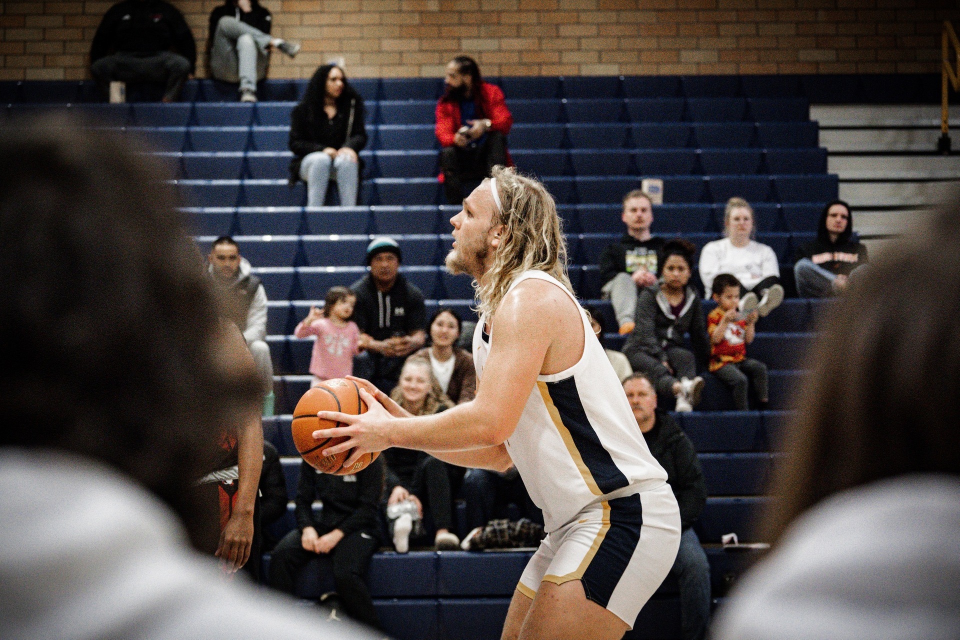 Roadrunner Men Fall to Lane