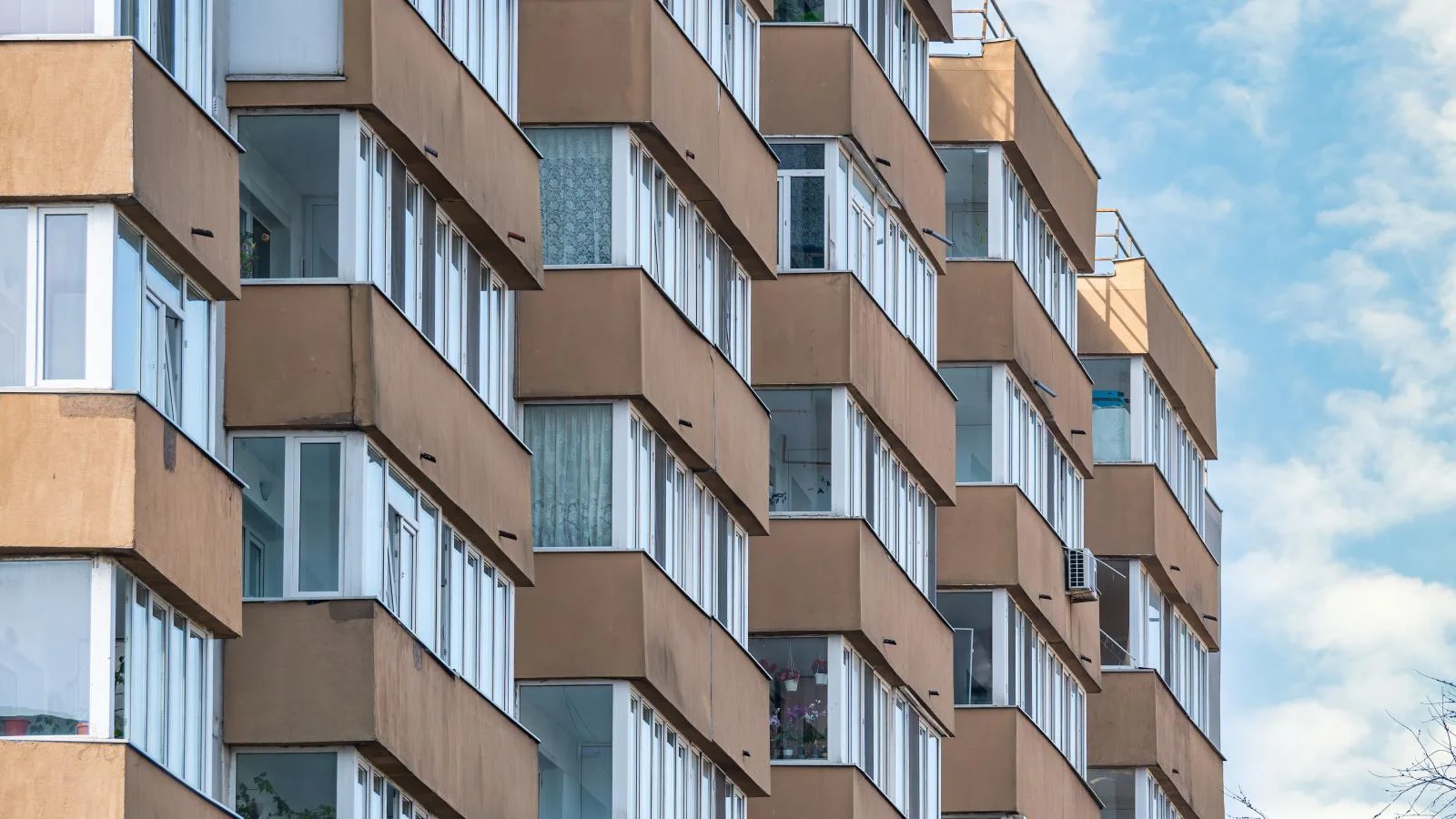 How many people in Orange County received housing vouchers in 2021? How many people in Orange County received housing vouchers in 2021?