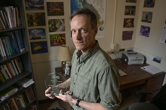 Seeing The Light: Um Professor Wins Prestigious Philosophy Award