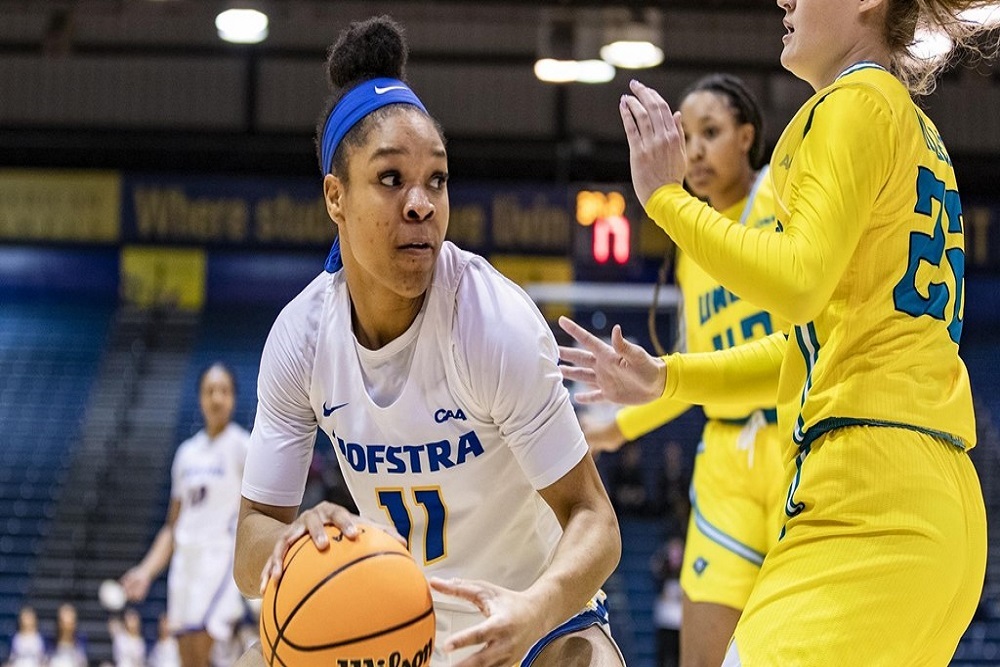 Hofstra Edges UNCW 46-45 in First Round of CAA Tournament Behind Double-Double from Jaylen Hines