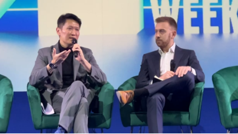 Binance CEO Richard Teng (left) speaking at Paris Blockchain Week 2024 - YouTube/SorobanDeveloper