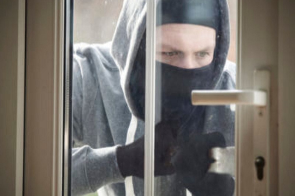 MEDIA ADVISORY : DCPD Searches for Smash & Grab Burglar