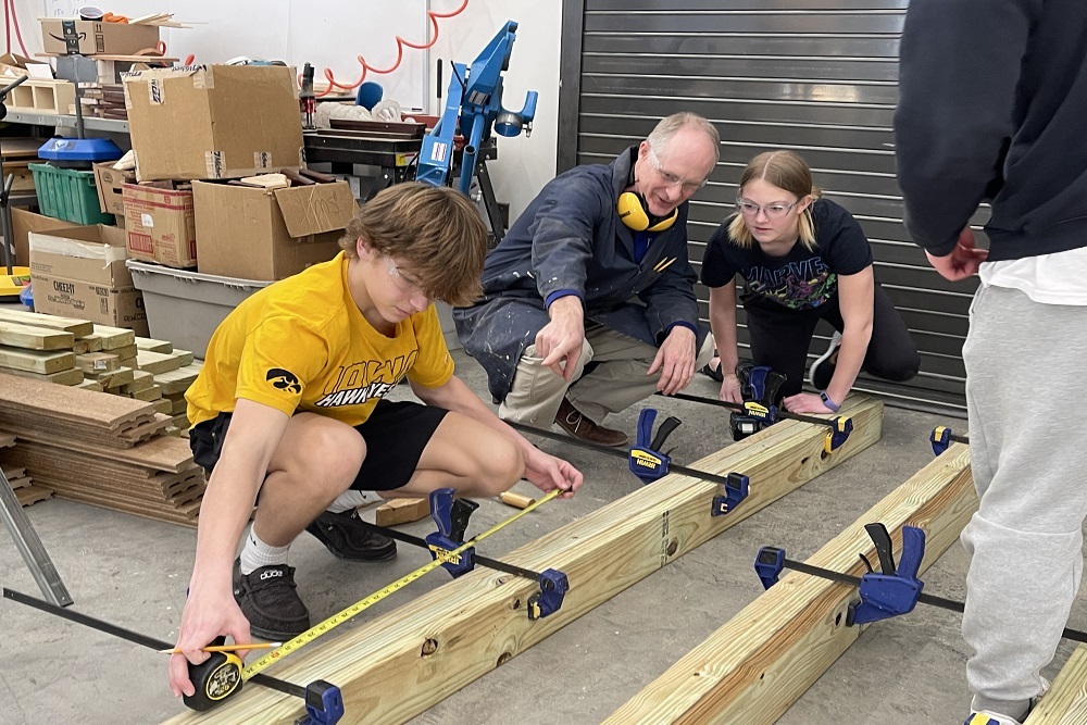 Johnston students construct building to house owls, hawks at Jester Park Johnston students construct building to house owls, hawks at Jester Park