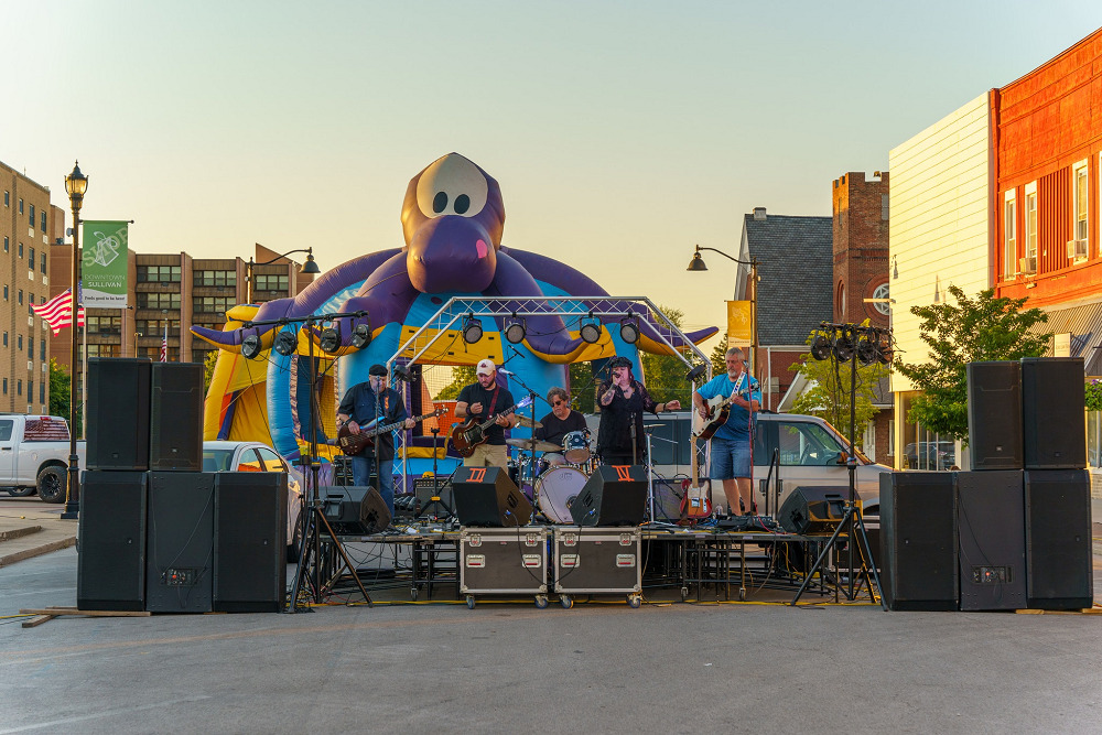 Downtown Sullivan knows how to entertain! Downtown Sullivan knows how to entertain!