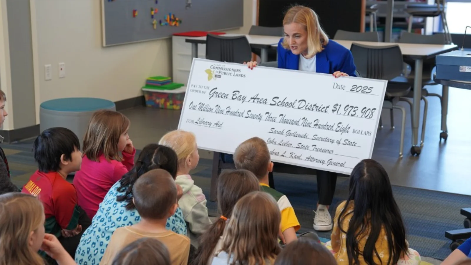 Sec. Godlewski visits Martin Elementary for National Library Week Sec. Godlewski visits Martin Elementary for National Library Week