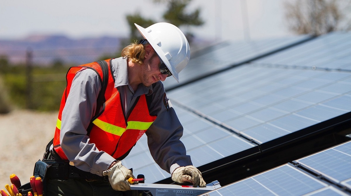 Texas Railroad commissioner: Capacity of turbines, solar panels ‘has always been an illusion’