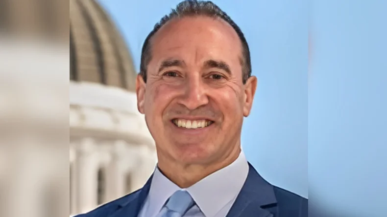 Tony Tavares, Director