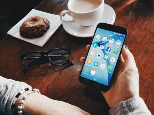 Smartphones and domestic violence: Free phones and safety planning give hope to survivors Smartphones and domestic violence: Free phones and safety planning give hope to survivors