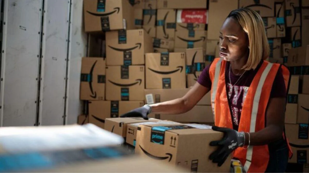 An Amazon worker - Amazon An Amazon worker - Amazon